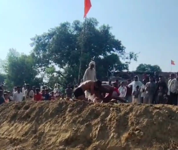 Mau News: राम, लक्ष्मण माता सीता को घन्नई पर बैठाकर गहरे पोखरे में कराई परिक्रमा