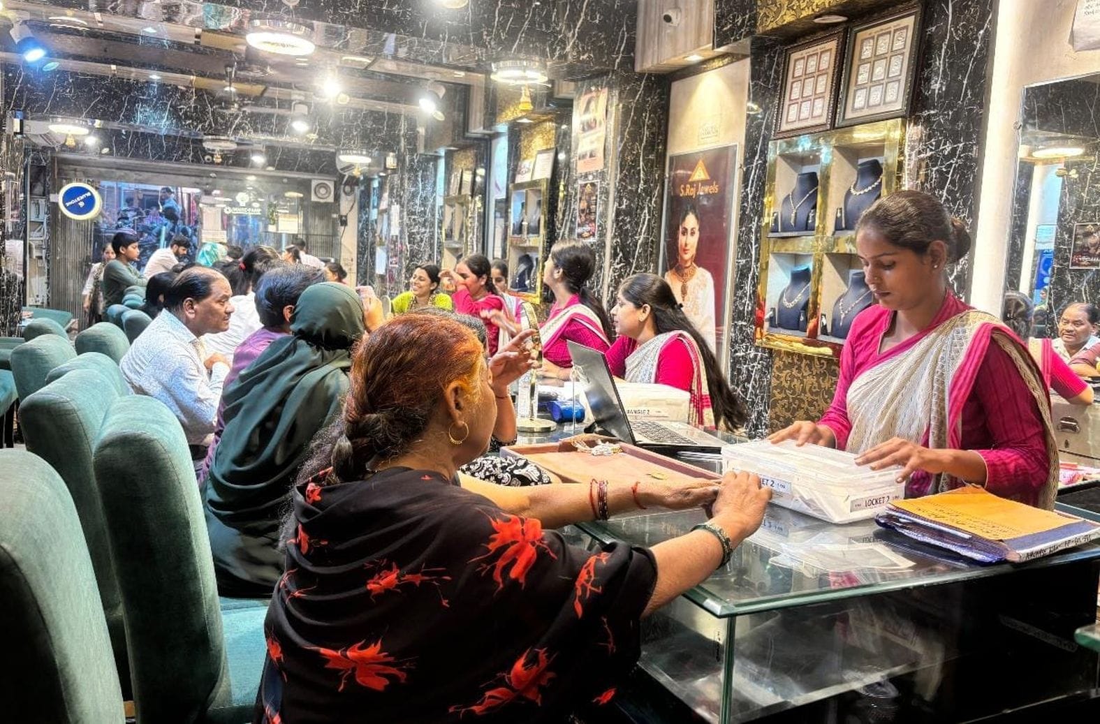 एस राज ज्वैलर्स पर आभूषण की खरीदारी करते ग्राहक। स्रोत-स्वयं