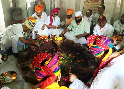 फोटो-01-कुल देवता अर्गलेश्वर महादेव की पूजा करते देश के कोने-कोने से क्षत्रिय गौतम परिवारों के 