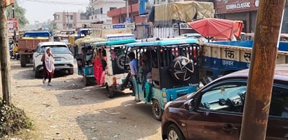 फोटो-03-कुंवरपुर रोड पर लगे जाम में फंसे वाहन। संवाद