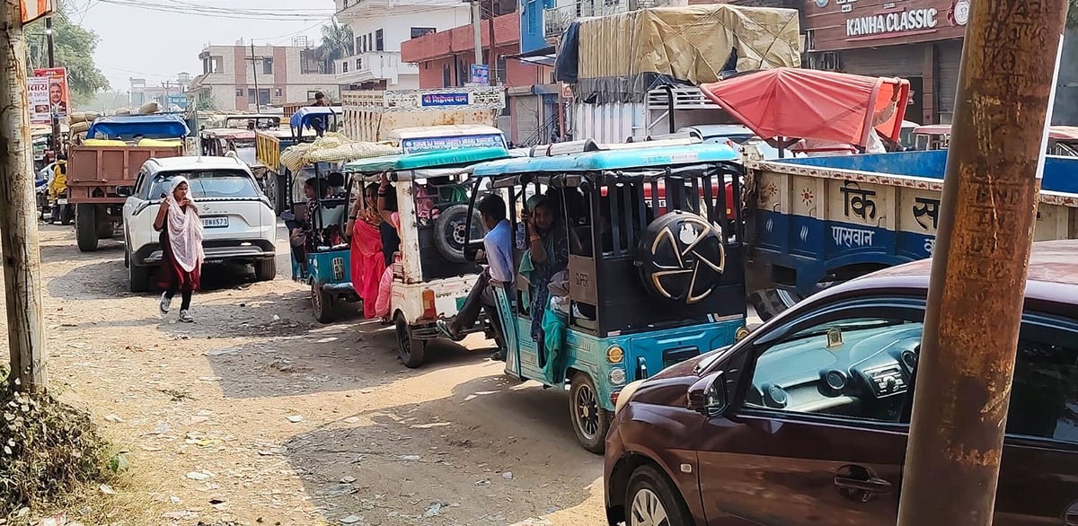 Fatehpur News: धान की आवक बढ़ते ही कुंवरपुर रोड पर लगा जाम, दिनभर थमी रही रफ्तार