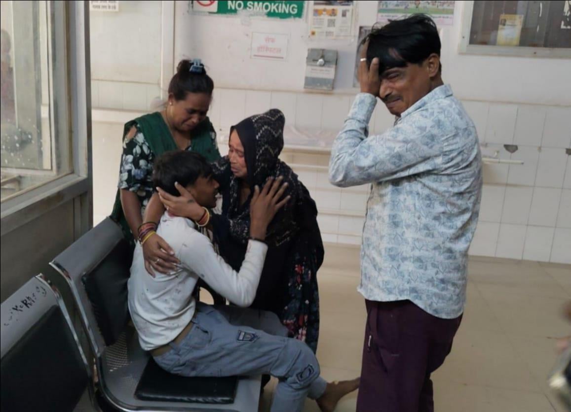 Auraiya News: तेज रफ्तार वाहन की टक्कर से दो किशोरियों की मौत, तीन घायल