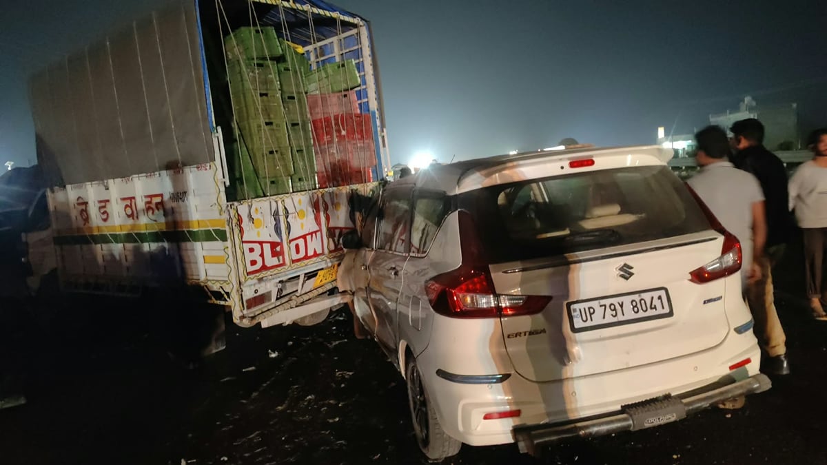 Auraiya News: खड़े लोडर में घुसी तेज रफ्तार कार