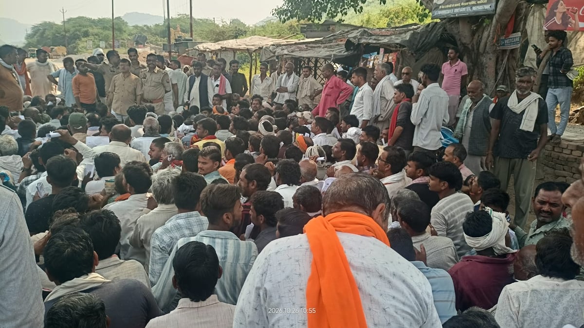 Banda News: खाद के लिए किसानों में धक्का-मुक्की, हाथापाई