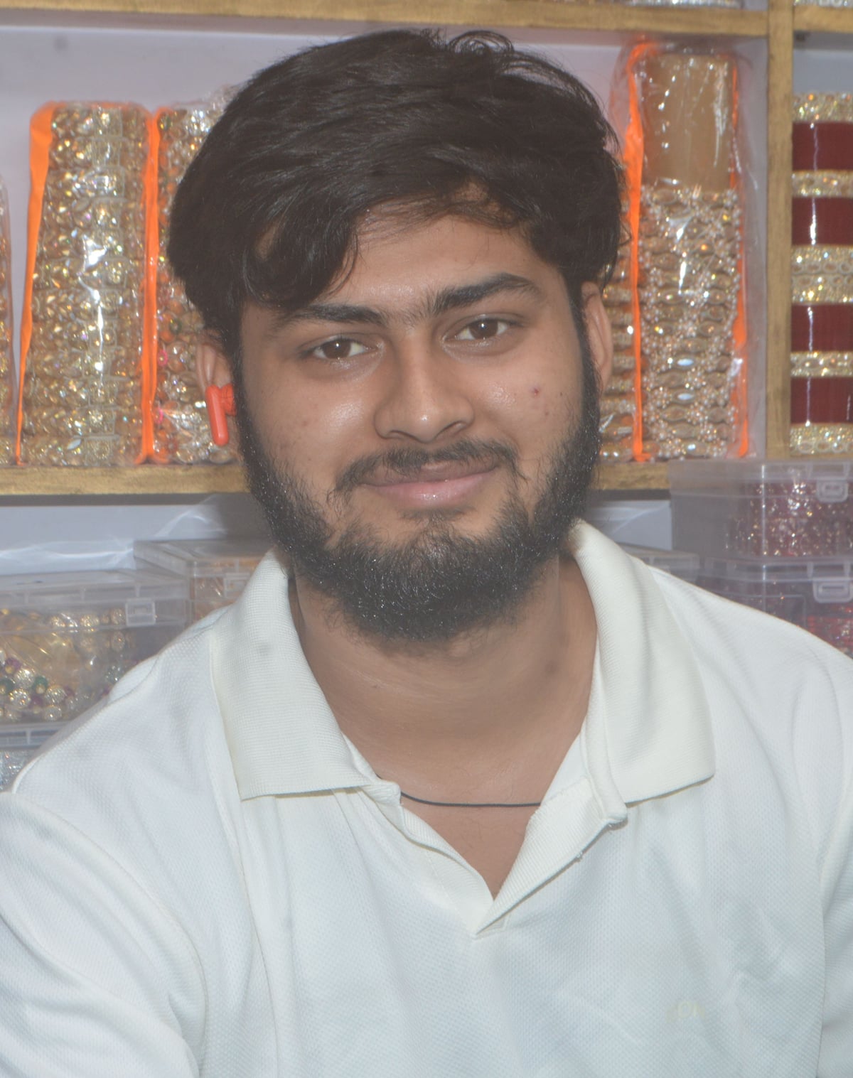 Hardoi News: करवाचौथ पर महिलाओं को भा रहे फिरोजाबादी चूड़ी-कंगन