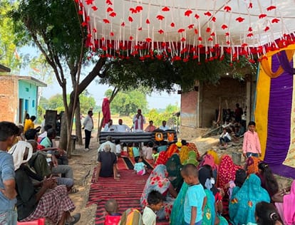 फोटाे 11- नरैनी में आयोजित कार्यक्रम में जानकारी देते वक्ता। संवाद
