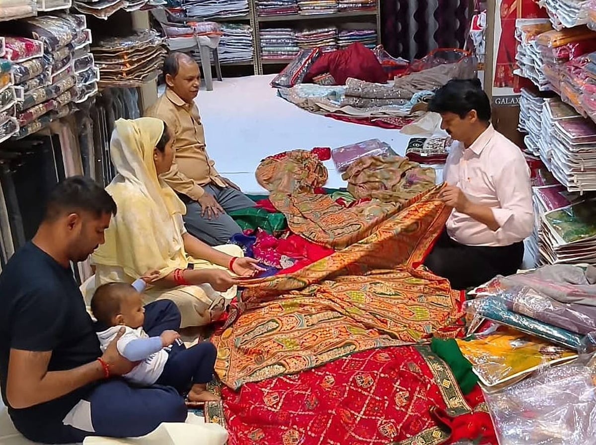 Fatehpur News: करवाचौथ पर महिलाओं को भा रहे नए डिजाइन के कपड़े और रंग-बिरंगी चूड़ियां