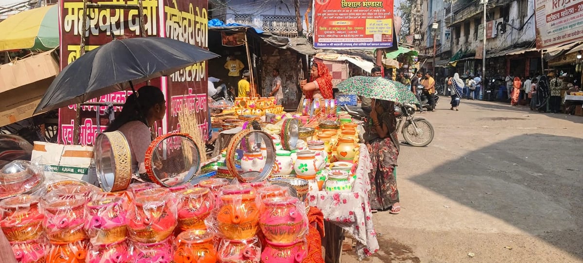 Banda News: करवों की चमक, चूड़ियों की खनक से सजा बाजार
