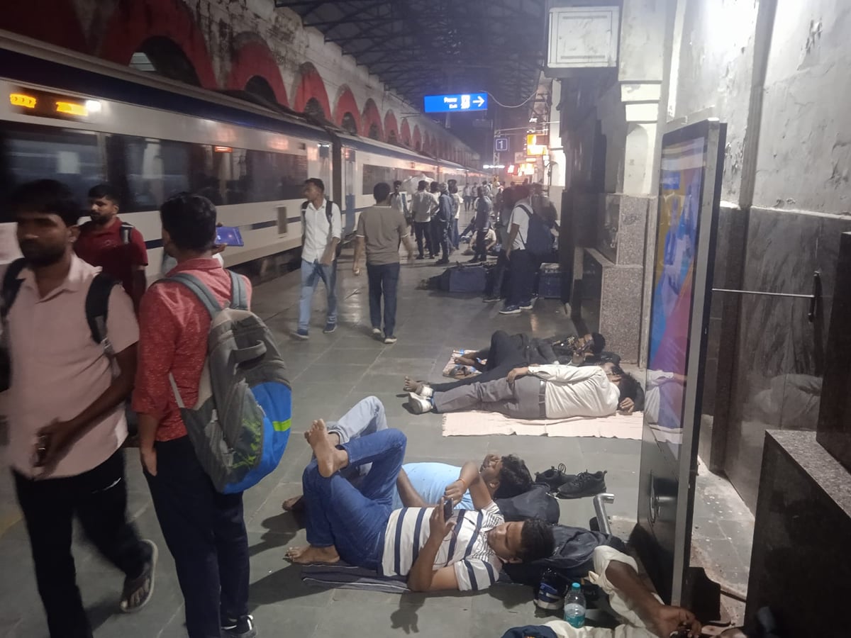 Etawah News: अमृत भारत, कामाख्या एक्सप्रेस समेत सात नॉन स्टॉप ट्रेनें रोक भेजे गए परीक्षार्थी