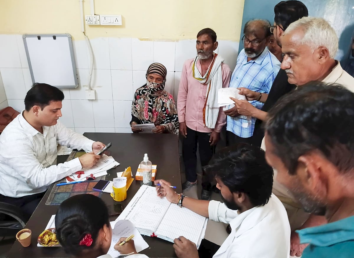 Fatehpur News: दिन में गर्मी, रात में ठंडक बनी मुसीबत... ओपीडी 1610 पहुंची