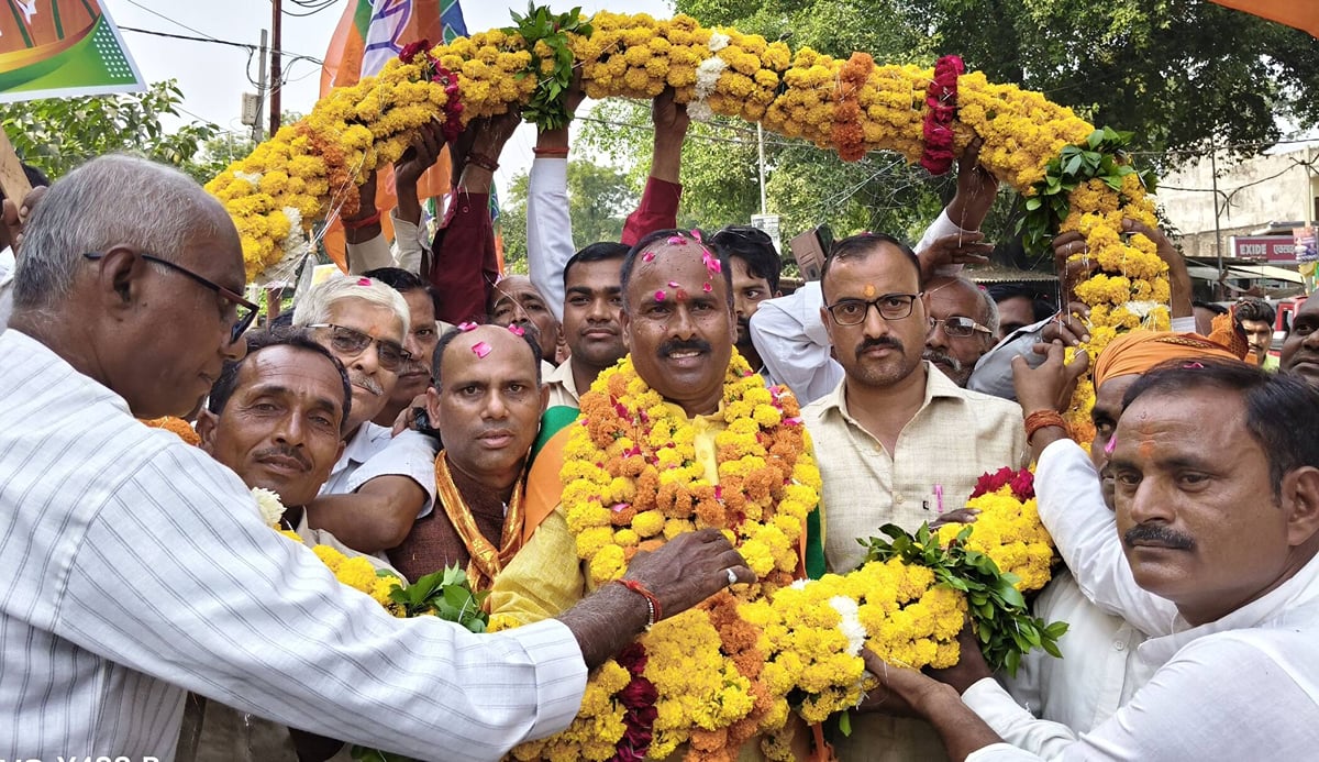Fatehpur News: पैतृक गांव पहुंचे क्षेत्रीय महामंत्री का गर्मजोशी से स्वागत