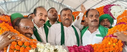 फोटो-16-राष्ट्रीय अध्यक्ष का फूल माला पहनाकर स्वागत करते किसान। संवाद