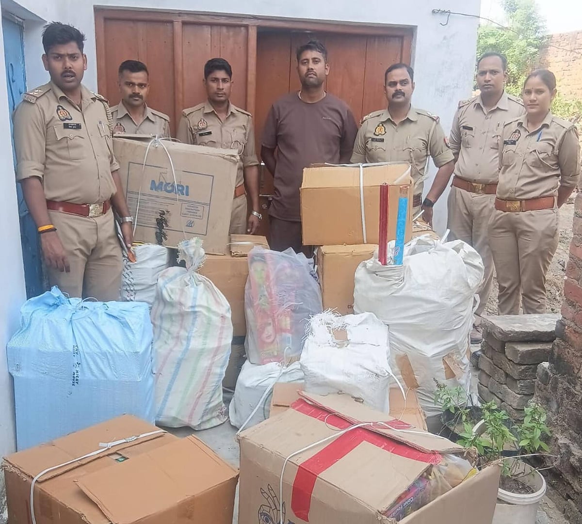 Fatehpur News: घर से 3.50 क्विंटल अवैध आतिशबाजी बरामद, एक गिरफ्तार