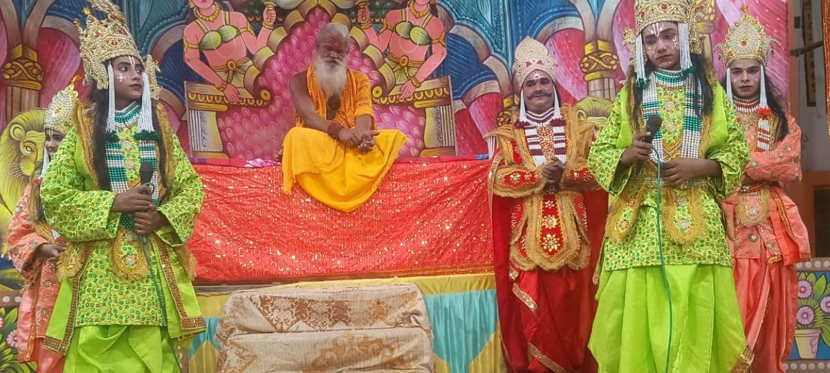 फोटो 17- रामलीला में प्रस्तुति देते कलाकार। संवाद