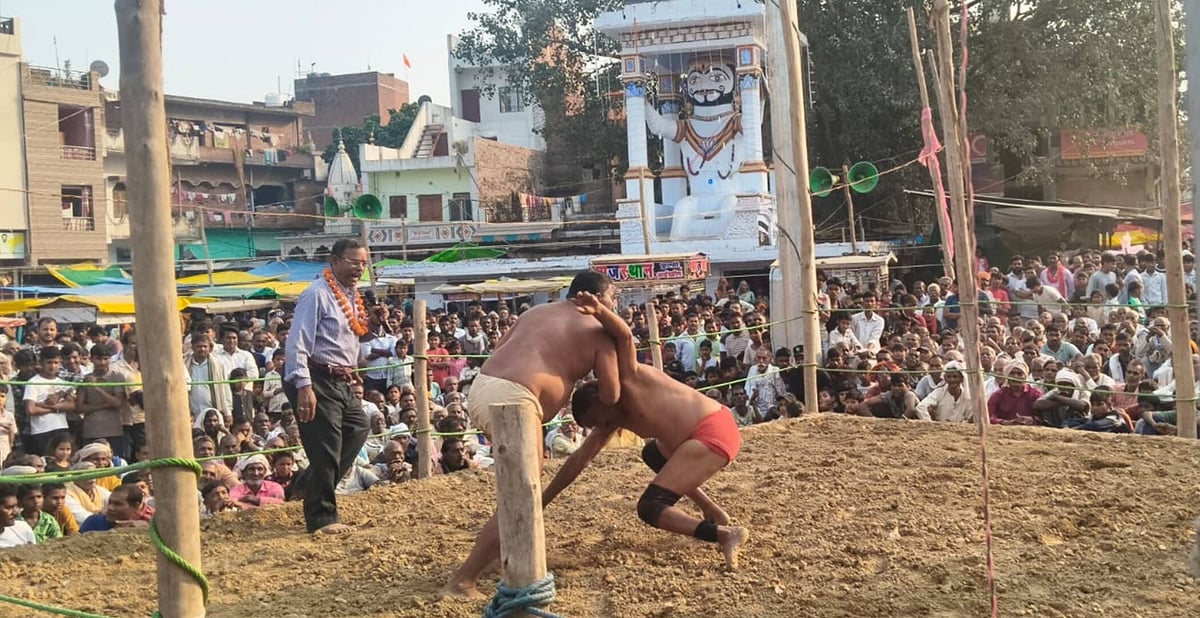 Fatehpur News: इनामी दंगल में पहलवानों ने दिखाए दांवपेच, चार कुश्तियां बराबरी पर छूटीं