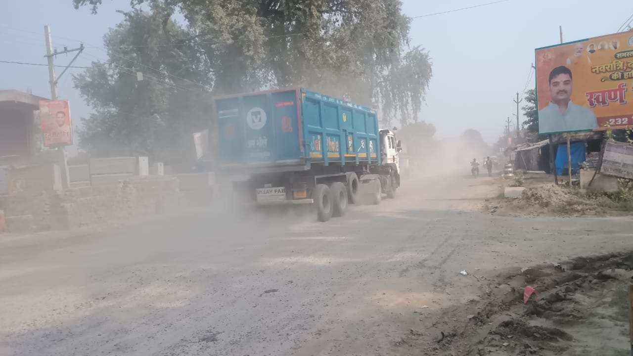 फोटो 2-बांदा-टांडा मार्ग पर वाहनों से गुजरने से उठता धूल का गुबार। संवाद