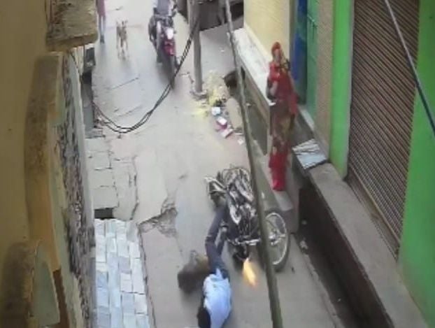 Kasganj News: चलती बाइक पर गिरा बंदर, शिक्षक घायल