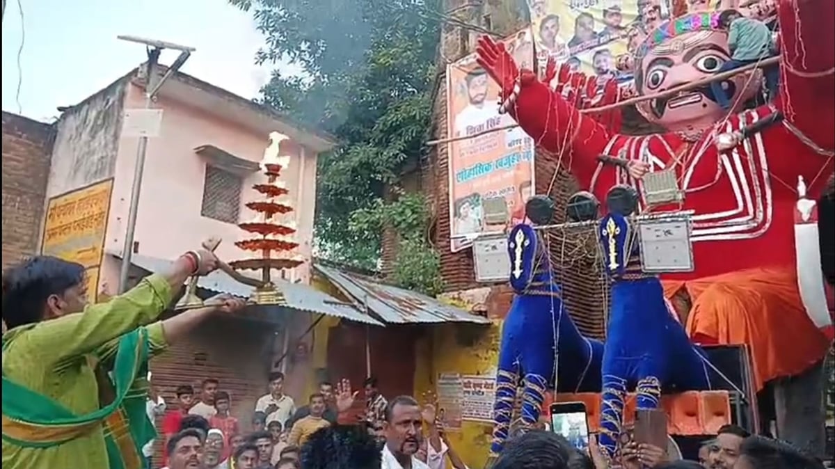 Fatehpur News: खजुहा में हुई रावण की पूजा, आज होगा युद्ध