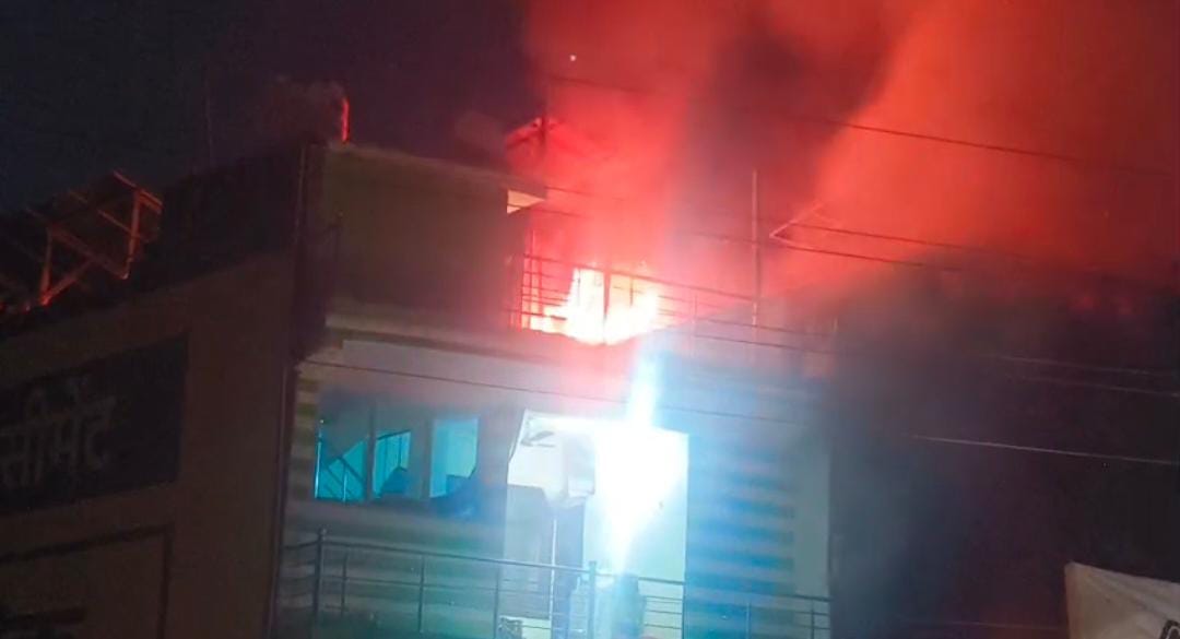 फोटो 23- महोखर चौराहे में आग से जलता बैटरी शोरूम। स्रोत : पुलिस
