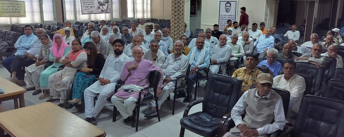 फोटो 25जेएनडी09-जिला बार रूम में आयोजित सेमिनार में मौजूद अधिवक्ता और अन्य। संवाद