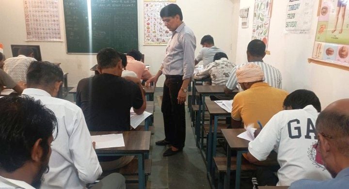 फोटो 25जेएनडी11-जिला जेल में परीक्षा देते हुए कैदी और बंदी। स्रोत प्रशासन