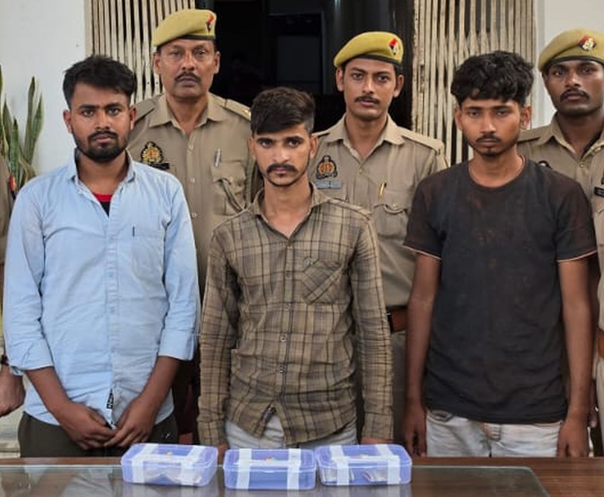 Fatehpur News: दो मोबाइल लुटेरे और खरीदने वाला दुकानदार गिरफ्तार