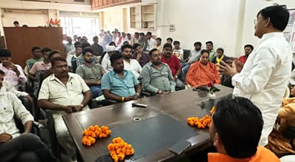 फोटो-39-युवाओं से संवाद करते विधायक जय कुमार जैकी। स्रोत: स्वयं