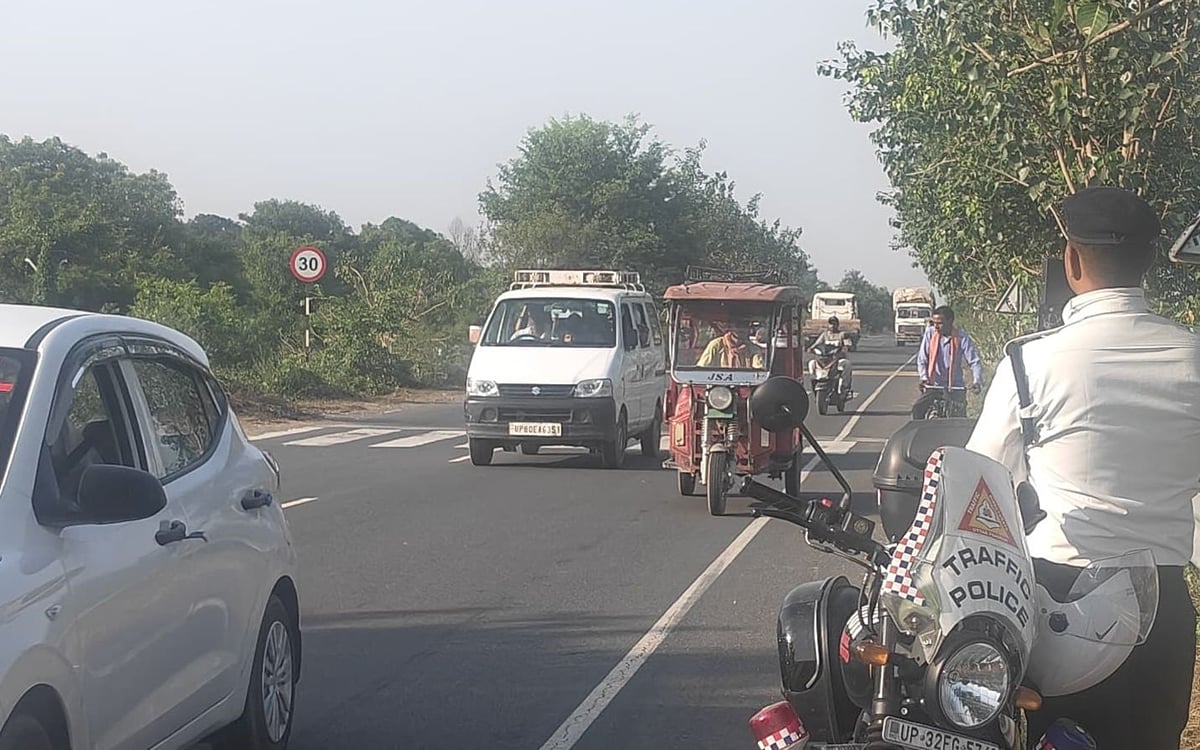 Kasganj News: रफ्तार का रोमांच पड़ा भारी, इंटरसेप्टर बाइक ने काटे ओवरस्पीड के 215 चालान