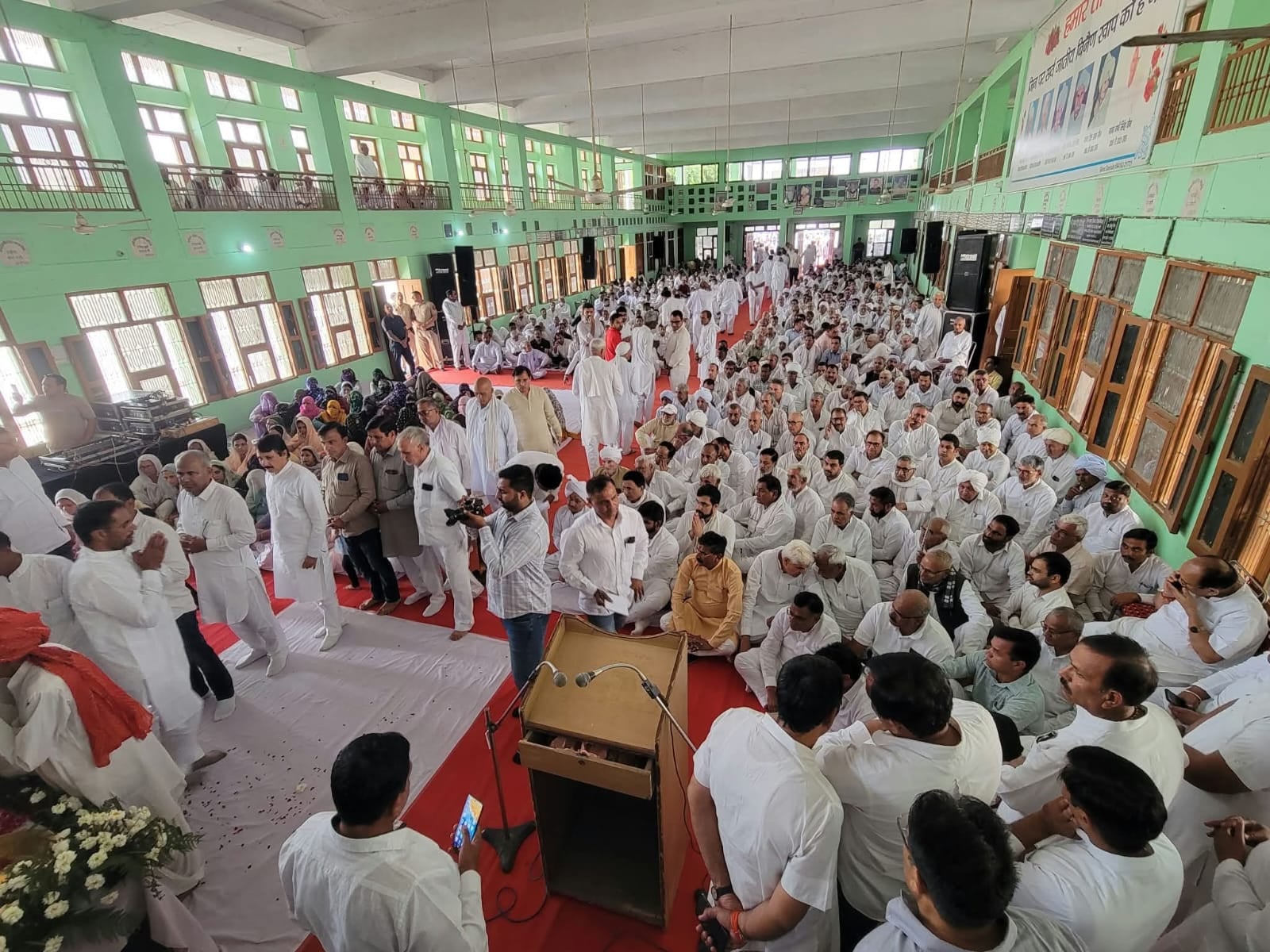 फोटो 8 नरवाना। चबूतरे के हॉल में शोक सभा में एकत्रित लोग। स्रोत ग्रामीण