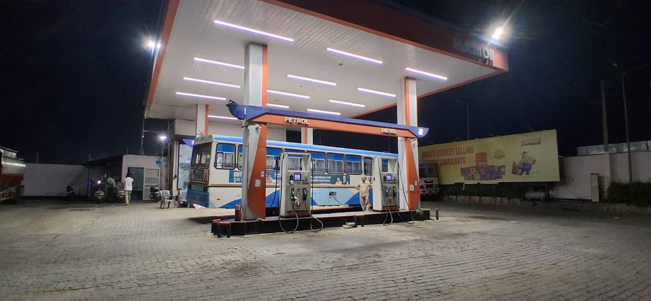 फोटो। गोहाना रोड स्थित पेट्रोल पंप से डीजल भरवाते हुए रोडवेज बस। संवाद