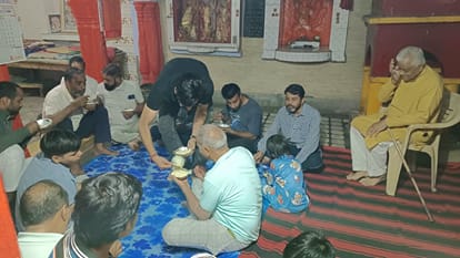 फोटो नंबर-15सीताराम मंदिर में शरद पूर्णिमा पर खीर का प्रसाद ग्रहण करते श्रद्धालु। संवाद