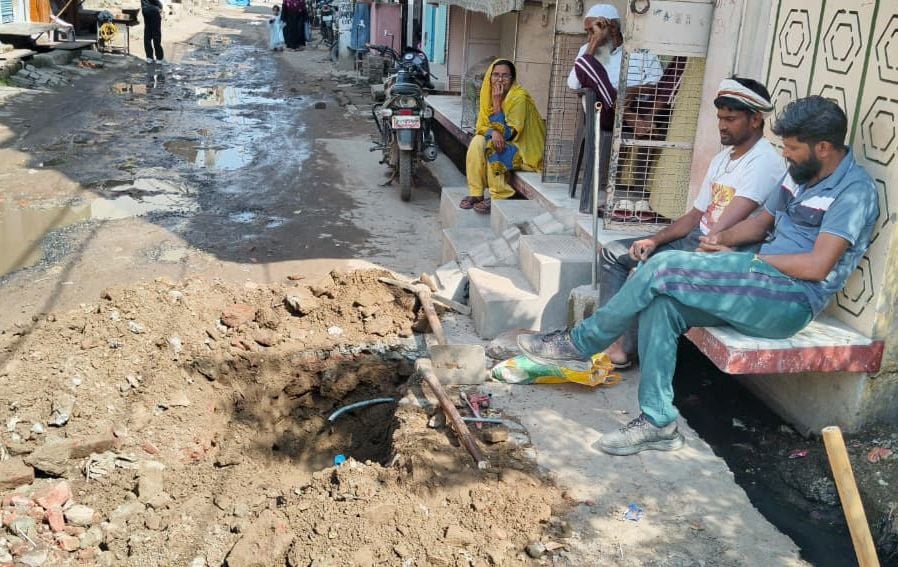 Kasganj News: लीकेज पाइप लाइन की मरम्मत कराने पहुंचे कर्मी