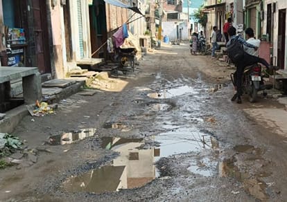 फोटो:37 कासगंज के नगला सैयद अहरौली में सड़क पर हुए गड्ढो में भरा पानी।संवाद