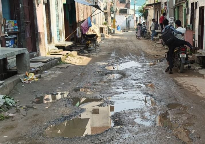 Kasganj News: त्योहार से पहले नहीं मिल पाई सड़कों को गड्ढों से मुक्ति