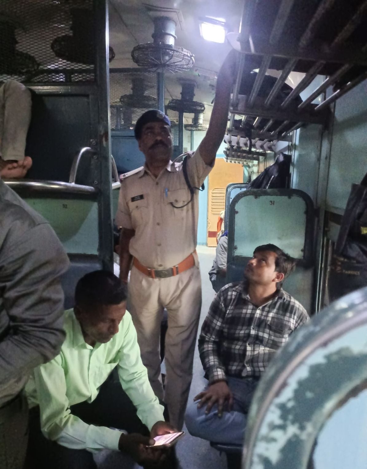 Kasganj News: चेन पुलिंग और ट्रेनों पर पत्थर फेंकने पर होगी कार्रवाई