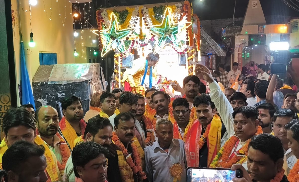 Kasganj News: महर्षि वाल्मीकि शोभायात्रा से गूंजा शहर,  समाज ने उत्साहपूर्वक लिया हिस्सा