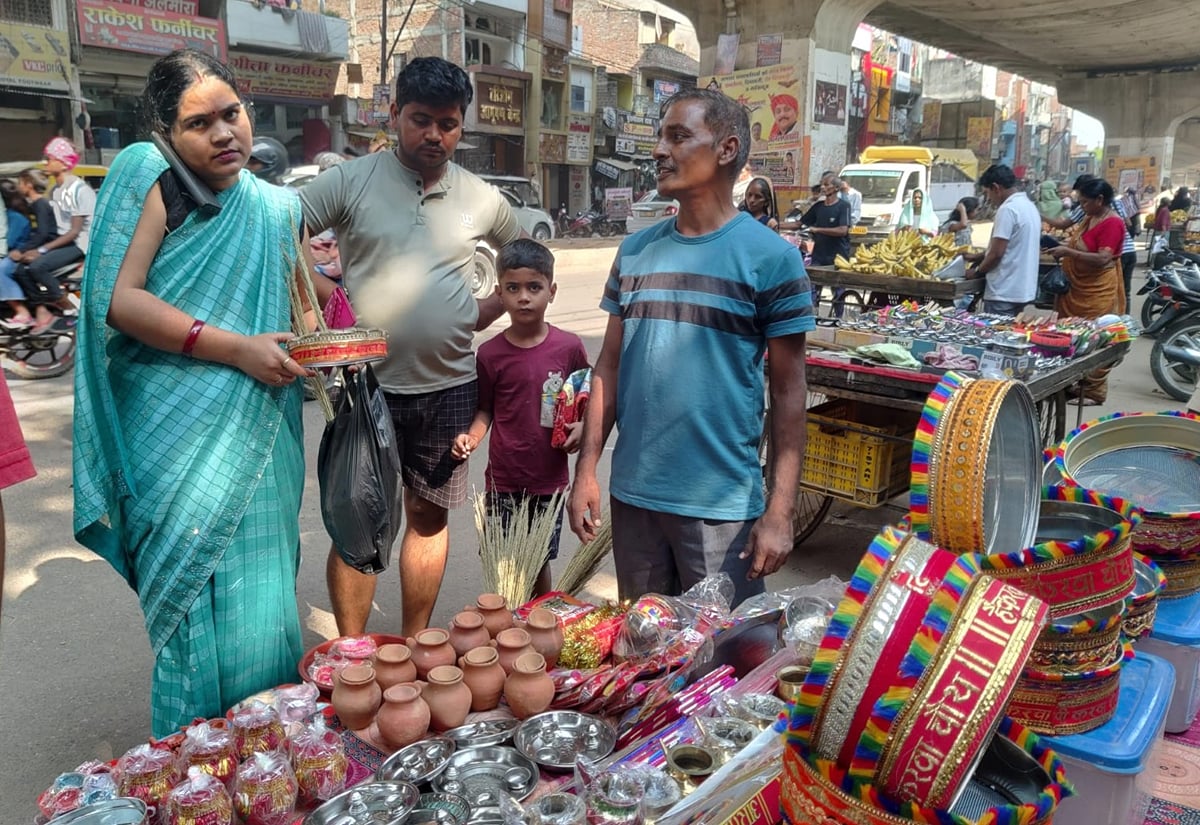 Bhadohi News: करवा चौथ को लेकर बाजारों में बढ़ी रौनक, खरीदारी में आई तेजी