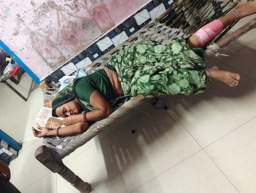 Hathras News: सांड के हमले से दो महिला सहित पांच हो चुके हैं घायल