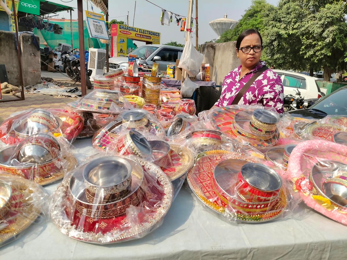 Noida News: सुहाग के पर्व की रौनक से गुलजार हुए बाजार