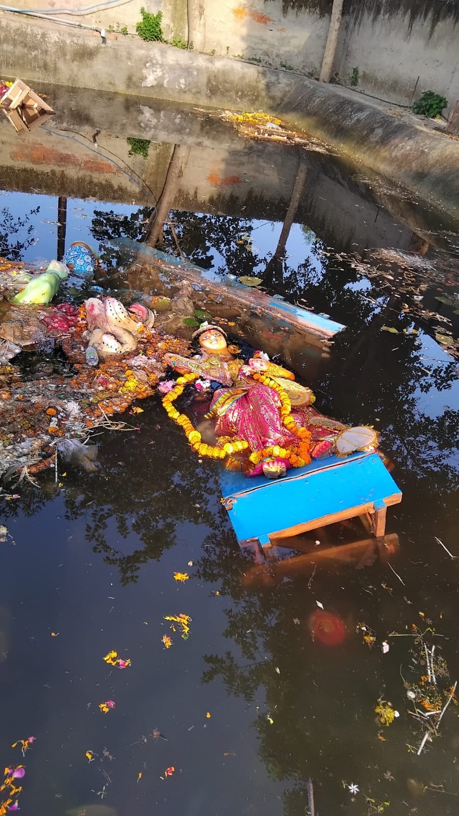 Noida News: कोजागरी लक्ष्मी पूजा के बाद प्रतिमा का विसर्जन