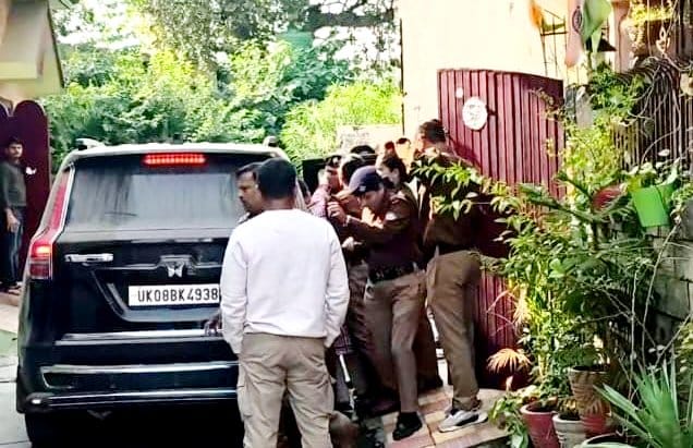 गोविंद नगर में अभिनेत्री उर्मिला सनावर को घर से ले जाती हरिद्वार पुलिस। स्रोत क्षेत्रवासी