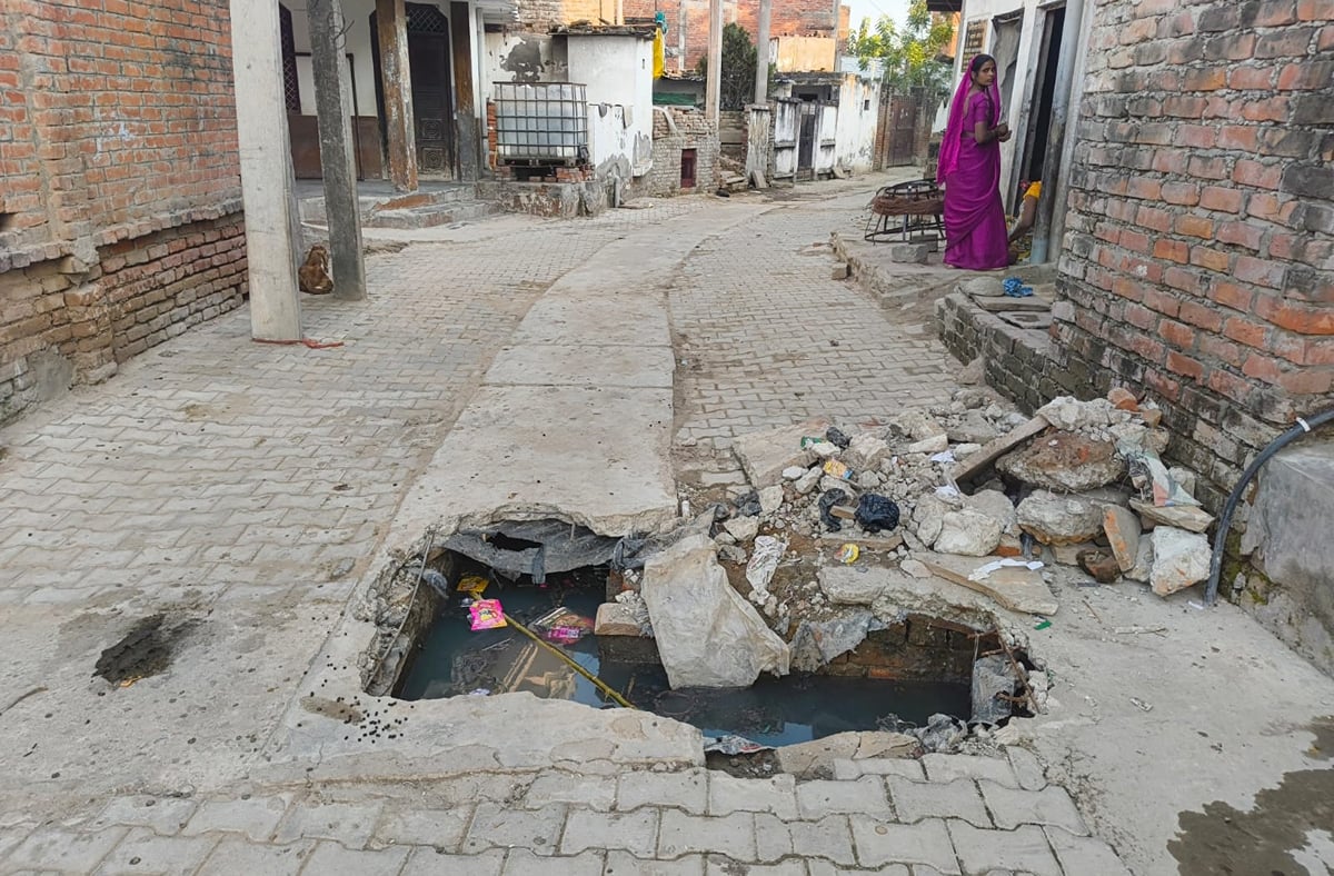 Bhadohi News: एक महीने पहले बना नाला क्षतिग्रस्त, निर्माण सामग्री की गुणवत्ता पर सवाल
