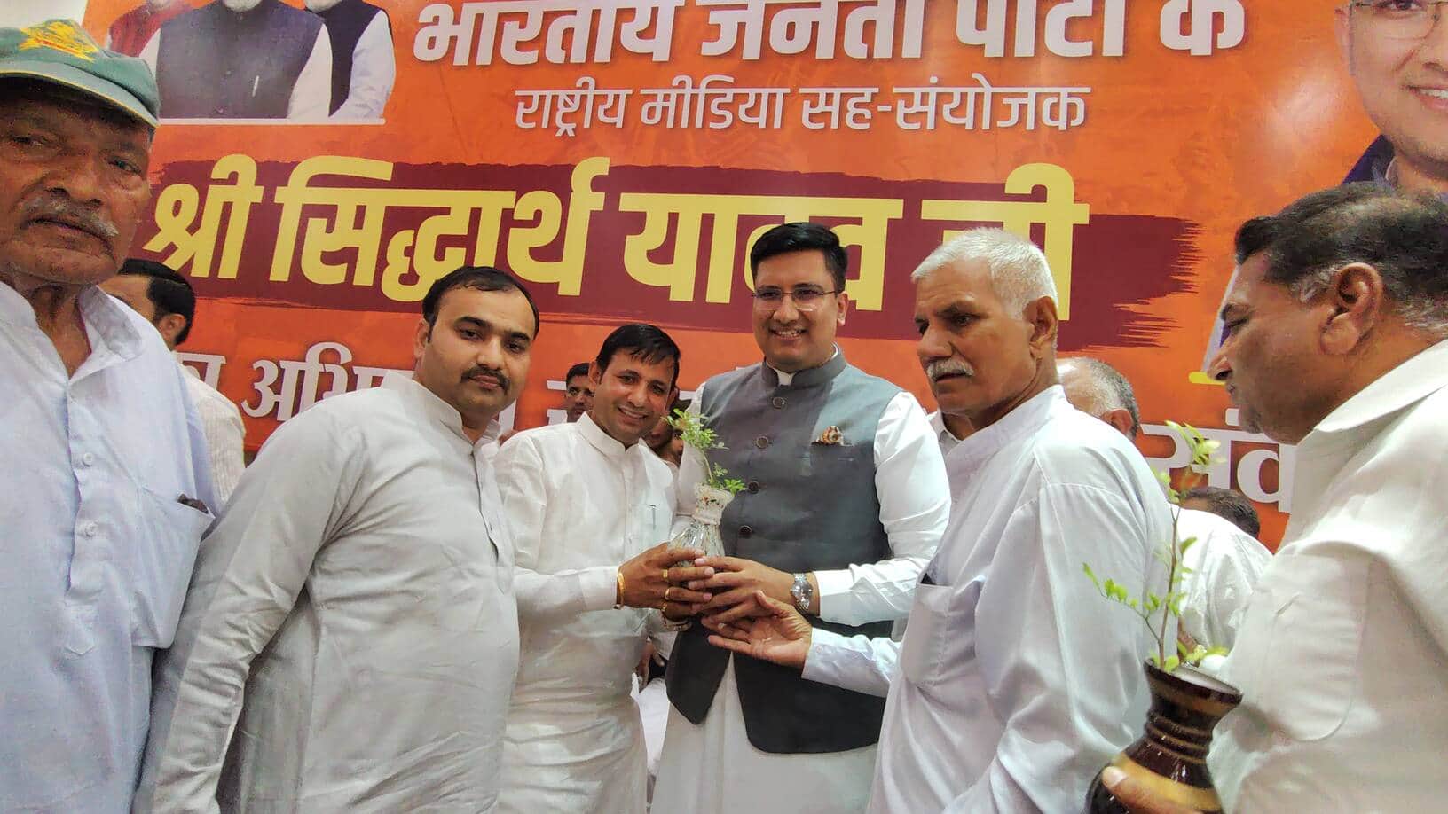 हांसी में भाजपा के राष्ट्रीय मीडिया सह-संयोजक का स्वागत करते स्थानीय पार्टी नेता और अन्य। संवा