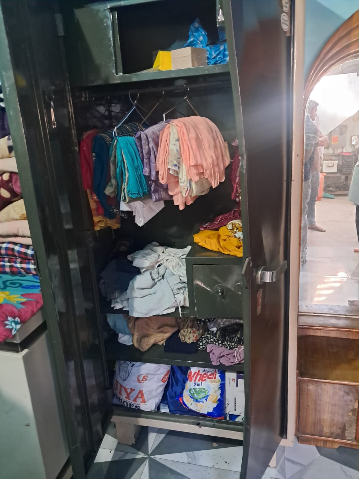 Meerut News: थाने से 200 मीटर दूर घर में लाखों की चोरी