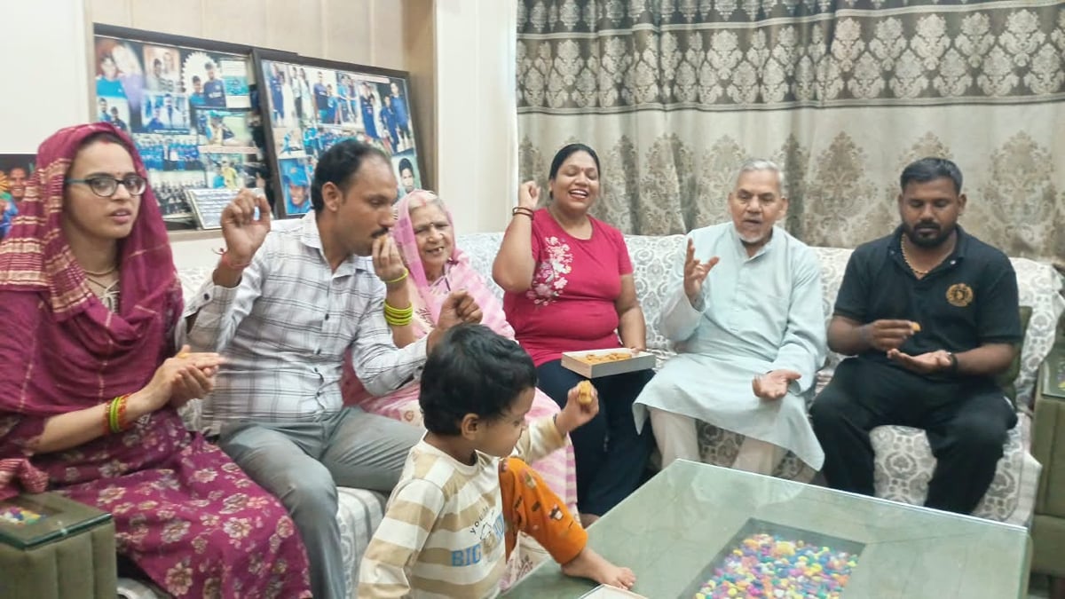 Agra News: दीप्ति ने रचा इतिहास, छठे नंबर पर उतरकर जड़ा शतक, घर में जश्न