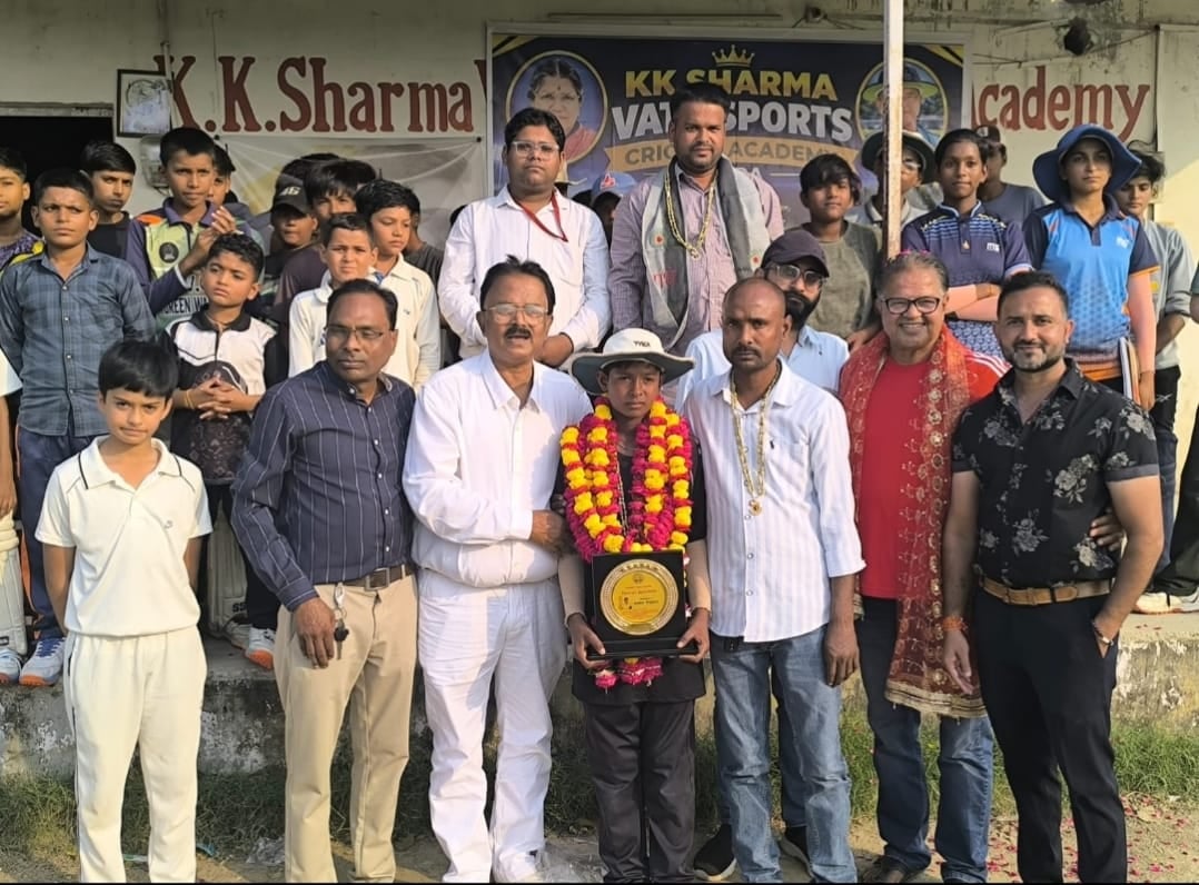 Agra News: लीडर्स आगरा ने नन्हे क्रिकेटर कबीर का बढ़ाया हौसला