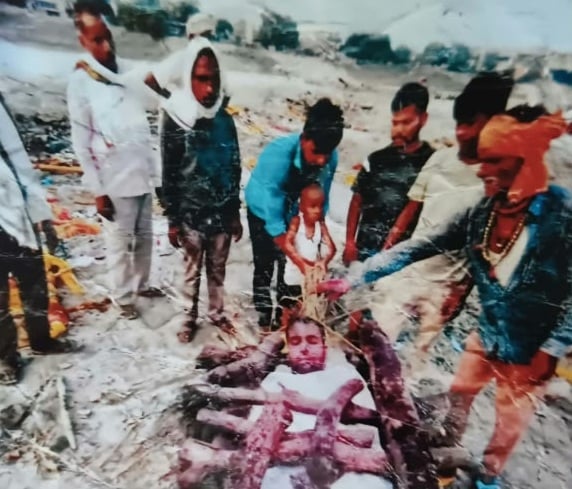 Mau News: हत्यारोपी ने खुद को मरा बताया, अपनी चिता सजवाई और उसपर लेट कर तस्वीर खिंचवाई