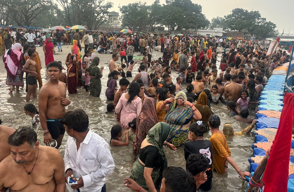 Budaun News: शरद पूर्णिमा पर 50 हजार श्रद्धालुओं ने लगाई गंगा में आस्था की डुबकी