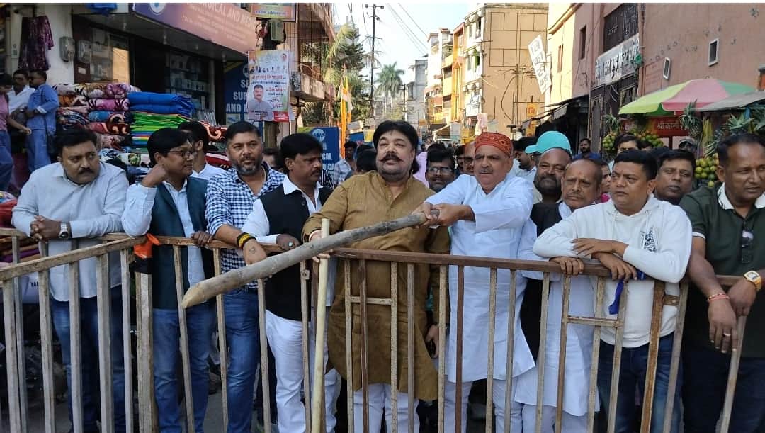 Congress workers took up positions in response to the BJP's call for a 'gherao'