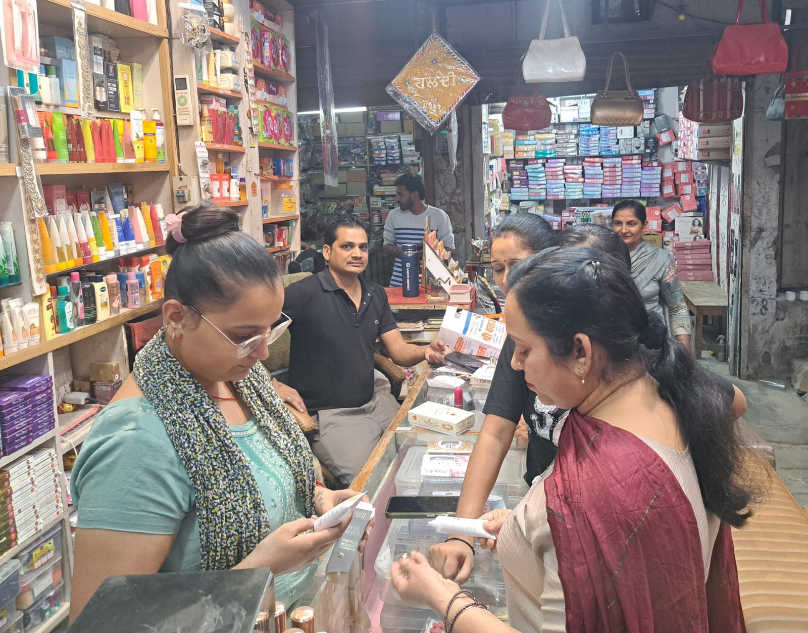 कालावाली। बाजार में खरीदारी करती महिलाएं। संवाद